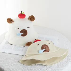 Detail eines Capybara-Fischerhuts mit 3D-Apfel und niedlicher Bären-Stickerei