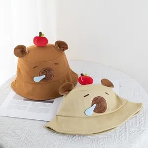 Süße Capybara-Fischerhüte in Braun und Beige mit 3D-Ohren auf einer Spitzentischdecke