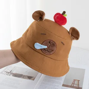 Detail des Capybara-Fischerhuts mit 3D-Apfel-Deko und süßer Gesichtsstickerei
