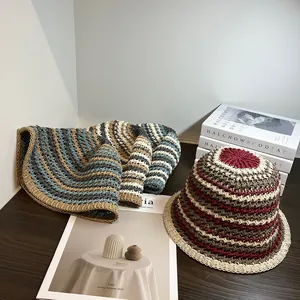 Ensemble chapeau bob en paille rayé et haut en maille assorti pour l'été