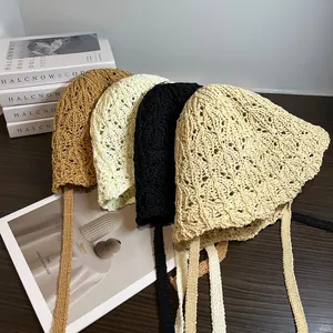 Cappelli a secchiello in paglia intrecciati a mano con nastri in beige, crema e nero