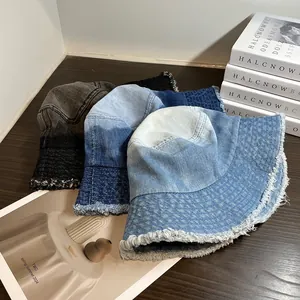 Lot de bobs en denim effiloché en gris et bleu pour un look vintage de style streetwear