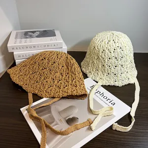 Cappelli a secchiello in paglia all'uncinetto con lacci in kaki e beige per il sole