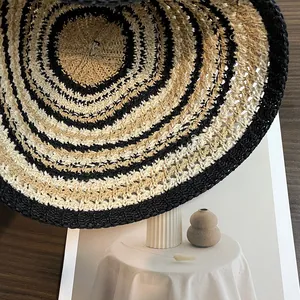 Chapeau de soleil en paille tissée pour femme avec rayures noires et beige chic