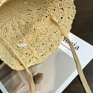 Cappello da sole in paglia crochet giallo in misto cotone su sfondo di legno scuro