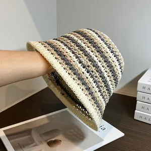 Détail du chapeau cloche en paille à rayures colorées avec texture tricotée respirante