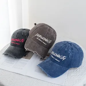 Drei gewaschene Baumwoll-Baseballkappen im Distressed-Look mit Stickerei und offenen Kanten