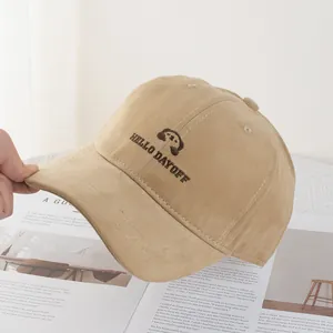 Dettaglio del cappello da baseball kaki con scritta HELLO DAYOFF e ricamo di animale