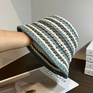 Détail du tissage rayé bleu et blanc de ce chapeau de paille d'été avec une texture précise