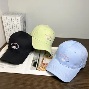 Berretto da baseball con simpatico ricamo di gatto e testo 'Cats eat fish' in tre colori