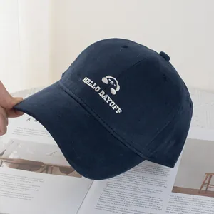 Dettaglio cappello baseball blu navy con ricamo bianco e scritta Hello Day Off