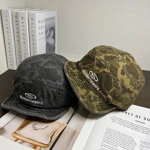 Λεπτομέρεια καπέλων camo 5 πάνελ με κέντημα 3D και ανθεκτική υφή από βαμβακερό καμβά