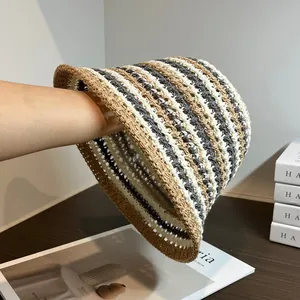 Vue détaillée du chapeau bob rayé montrant la texture en maille crochetée respirante