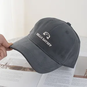Dettaglio del cappello da baseball in cotone grigio scuro con ricamo panda e scritta bianca