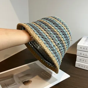 Vue détaillée du chapeau bob rayé en raphia bleu et kaki avec texture de tissage