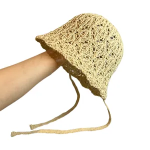 Cappello a secchiello in paglia all'uncinetto con nastri di protezione solare