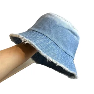 Chapeau bob en jean bleu clair avec bords effilochés au style vintage rétro pour l'été