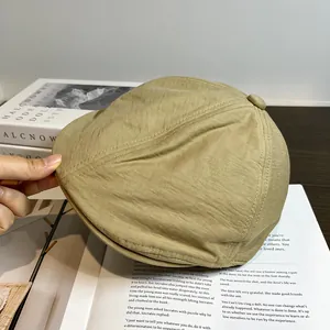 Gros plan détaillé sur la texture et les coutures de la casquette rétro kaki