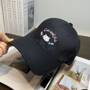 Dettaglio del ricamo gatto su un cappellino da baseball in cotone nero da donna
