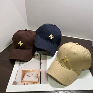 Tres gorras de béisbol estilo coreano con bordado N en colores marrón, azul y beige claro