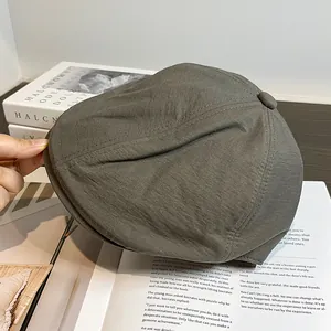 Vue détaillée du béret vintage gris olive avec tissu texturé et coutures de précision