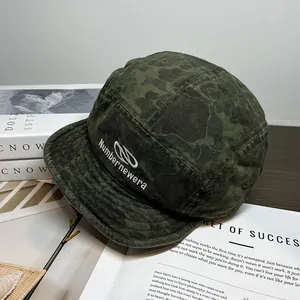 Λεπτομέρεια macro από το σκούρο πράσινο καπέλο camo με λευκό κέντημα Numbernewera