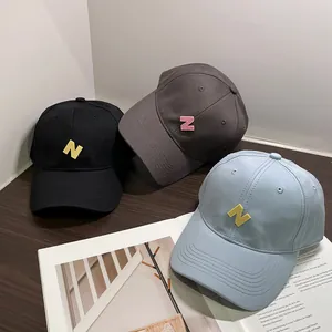 Tres gorras de béisbol de algodón con bordado N en colores negro, gris oscuro y azul claro