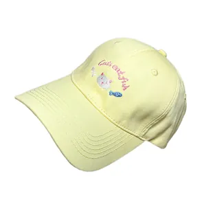 Berretto da baseball in cotone giallo chiaro con ricamo di gatto per un look estivo casual