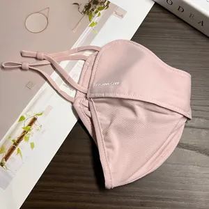 Dettaglio della maschera rosa in seta di ghiaccio con rete traspirante e cinturini regolabili