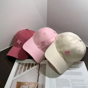 Gorras de béisbol unisex de algodón con logotipo N bordado en rosa y beige
