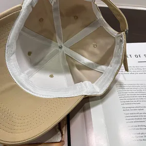 Detalle de la banda de sudor interna de algodón y hebilla metálica ajustable de la gorra caqui