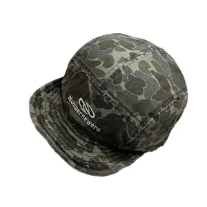 Καπέλο τύπου 5-panel με παραλλαγή και λευκό κέντημα σε μοντέρνο στυλ streetwear
