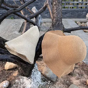 Detail von handgehäkelten Sonnenhüten in Creme und Karamell mit gewelltem Rand