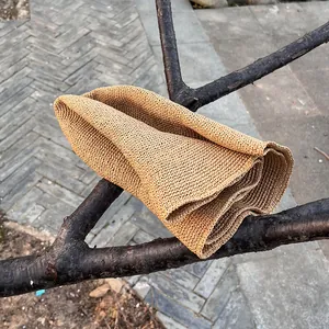Nahaufnahme der feinen Häkelstruktur eines faltbaren Khaki-Strohhuts für Damen