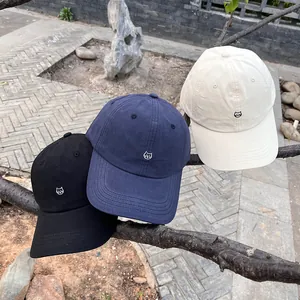 Berretti da baseball ricamati con gatto in nero, blu navy e beige su un ramo d'albero