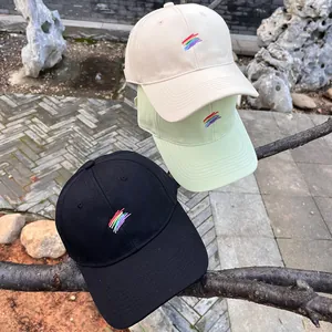 Conjunto de gorras de béisbol de algodón con bordado de arcoíris en beige, verde y negro