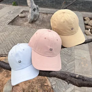 Cappellini da baseball pastello con gatto ricamato in rosa, blu e kaki su un ramo