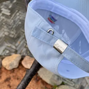 Gorra de béisbol azul claro ajustable con bordado de arcoíris y detalle de hebilla metal