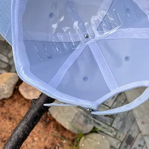 Detalle interior de la gorra con costuras reforzadas y hebilla metálica ajustable