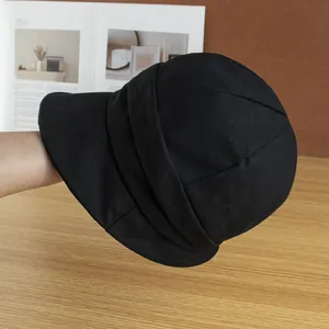 Détail de la texture en toile plissée et du design ondulé de ce chapeau bob noir élégant