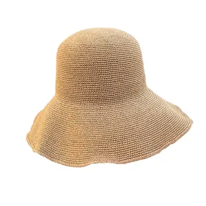 Handgefertigter Häkel-Sonnenhut aus beigem Stroh mit breiter Krempe für Sonnenschutz