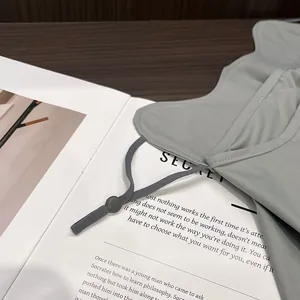 Λεπτομέρεια ρυθμιζόμενου κορδονιού και κυματιστού άκρου στην πράσινη μάσκα ηλιοπροστασίας