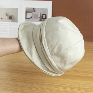 Gros plan détaillé du chapeau bob en lin beige montrant la texture des fibres naturelles
