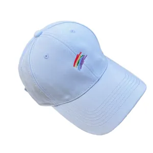 Gorra de béisbol azul claro con bordado de arcoíris y estructura de algodón de 6 paneles