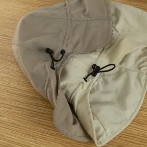 Detalle del cordón ajustable y la hebilla en los sombreros de sol transpirables