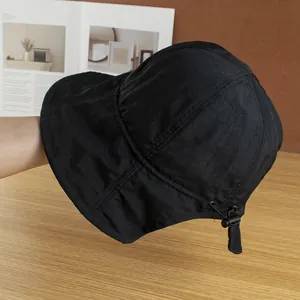 Detalle de la correa ajustable a prueba de viento en un sombrero de sol negro de secado rápido
