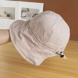 Detalle del cordón ajustable y la hebilla en el sombrero de sol rosa transpirable
