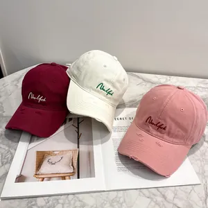Tre cappellini da baseball invecchiati con ricamo New York in rosso e bianco