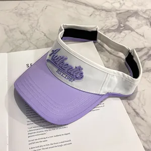 Dettaglio della visiera parasole viola e bianca con ricamo 3D 'Authentic EST.1987' e cuciture