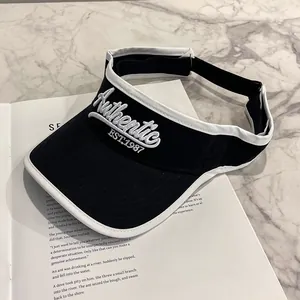 Dettaglio del ricamo Authentic 1987 sulla visiera sportiva bicolore bianco e nero